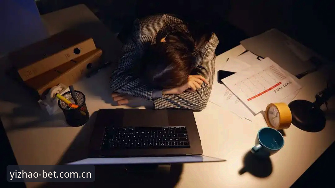深夜十一点，写字楼格子间还剩三盏灯。一盏属于赶方案的实习生，一盏属于加班的会计，第三盏属于老周，他是公司里唯一会关注"亿兆娱乐平台中国官网入口"的人。老周和我们不一样，看球三十年，从黑白电视看到蓝光超清，从报纸比分看到实时数据，他常挂在嘴边的一句话是："资源不稀缺，辨识力才稀缺。你们年轻人刷两小时短视频找乐子，我用十分钟看专业的，剩下的时间拿去睡觉。"这段话我一直记着，直到某天自己也打开那个官网入口，才理解他说的"少数人认真看过的地方"到底是什么意思。